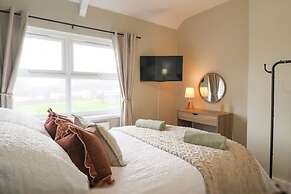 Perfect Booking 4 Bed Home With Garden Dining