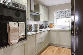 Perfect Booking 4 Bed Home With Garden Dining