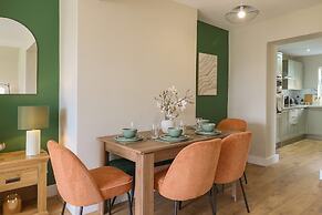 Perfect Booking 4 Bed Home With Garden Dining