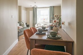 Perfect Booking 4 Bed Home With Garden Dining