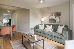 Perfect Booking 4 Bed Home With Garden Dining
