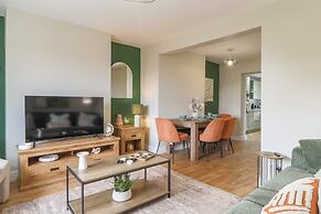 Perfect Booking 4 Bed Home With Garden Dining