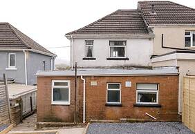 Perfect Booking 4 Bed Home With Garden Dining