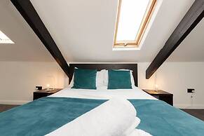 Spacious 4BR Home in Gateshead Sleeps 8 w Parking