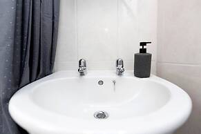 Spacious 4BR Home in Gateshead Sleeps 8 w Parking