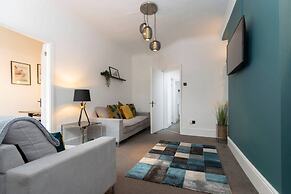 Spacious 4BR Home in Gateshead Sleeps 8 w Parking
