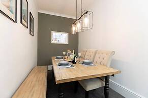 Spacious 4BR Home in Gateshead Sleeps 8 w Parking
