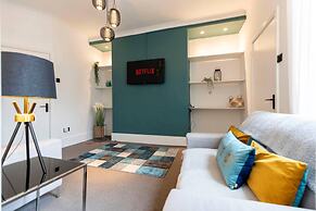 Spacious 4BR Home in Gateshead Sleeps 8 w Parking
