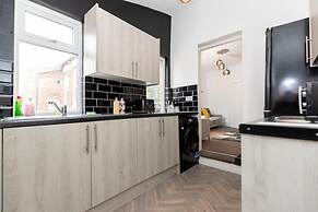 Spacious 4BR Home in Gateshead Sleeps 8 w Parking
