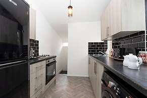 Spacious 4BR Home in Gateshead Sleeps 8 w Parking