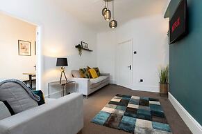 Spacious 4BR Home in Gateshead Sleeps 8 w Parking