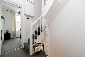 Spacious 4BR Home in Gateshead Sleeps 8 w Parking