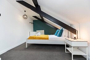 Spacious 4BR Home in Gateshead Sleeps 8 w Parking