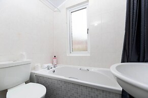 Spacious 4BR Home in Gateshead Sleeps 8 w Parking