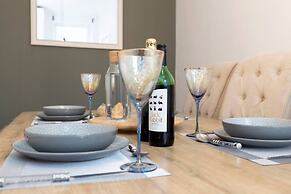 Spacious 4BR Home in Gateshead Sleeps 8 w Parking