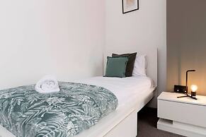 Spacious 4BR Home in Gateshead Sleeps 8 w Parking