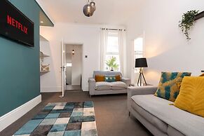 Spacious 4BR Home in Gateshead Sleeps 8 w Parking