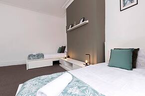 Spacious 4BR Home in Gateshead Sleeps 8 w Parking