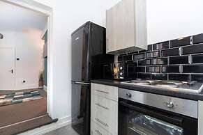 Spacious 4BR Home in Gateshead Sleeps 8 w Parking