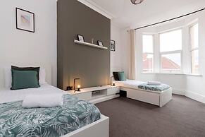 Spacious 4BR Home in Gateshead Sleeps 8 w Parking