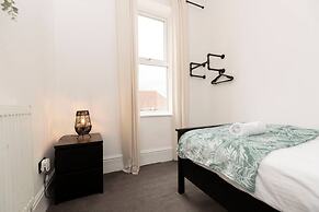 Spacious 4BR Home in Gateshead Sleeps 8 w Parking