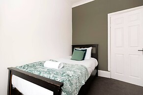 Spacious 4BR Home in Gateshead Sleeps 8 w Parking