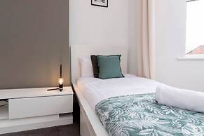 Spacious 4BR Home in Gateshead Sleeps 8 w Parking