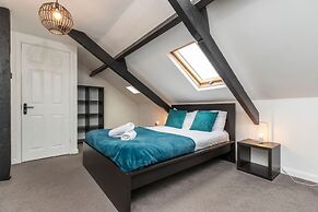 Spacious 4BR Home in Gateshead Sleeps 8 w Parking