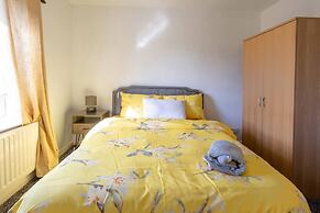 Charming 2BR Maisonette in Carlisle Center