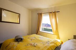 Charming 2BR Maisonette in Carlisle Center