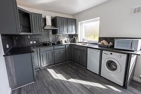 Charming 2BR Maisonette in Carlisle Center