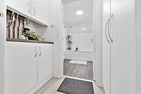 Powder Mill Retreat - 2BR Modern Flat for 4
