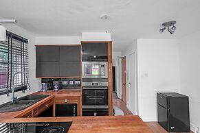 Cozy 1-bed Flat in Croydon Sleeps 4 - Free Parking