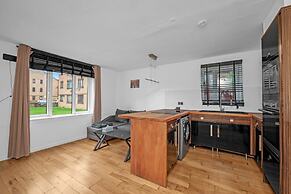 Cozy 1-bed Flat in Croydon Sleeps 4 - Free Parking