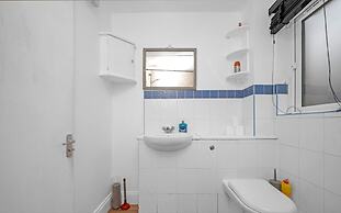 Cozy 1-bed Flat in Croydon Sleeps 4 - Free Parking