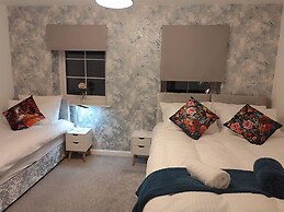 Spacious Home for Groups Sleeps 8