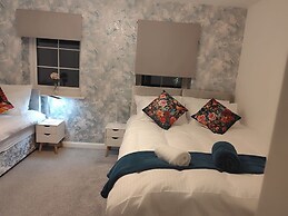Spacious Home for Groups Sleeps 8