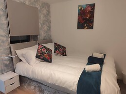 Spacious Home for Groups Sleeps 8