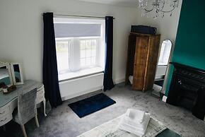 Spacious 3BR Home Retreat in Halifax Countryside