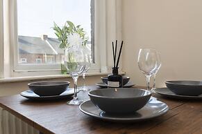 Gateshead 2BR Home - Near Town Metro Access