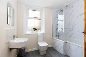Gateshead 2BR Home - Near Town Metro Access