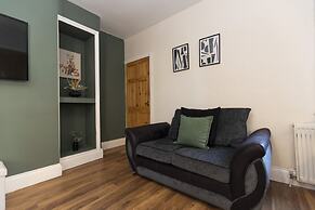 Gateshead 2BR Home - Near Town Metro Access