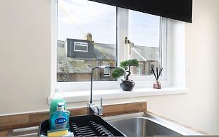 Gateshead 2BR Home - Near Town Metro Access