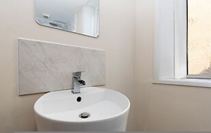 Gateshead 2BR Home - Near Town Metro Access