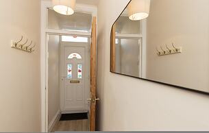 Gateshead 2BR Home - Near Town Metro Access