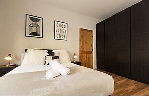 Gateshead 2BR Home - Near Town Metro Access