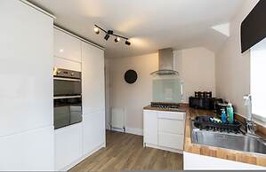 Gateshead 2BR Home - Near Town Metro Access