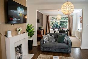 Modern Spacious 4-bedroom Residence in Crumpsall