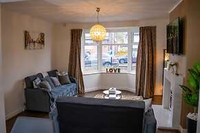 Modern Spacious 4-bedroom Residence in Crumpsall