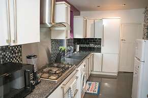Modern Spacious 4-bedroom Residence in Crumpsall
